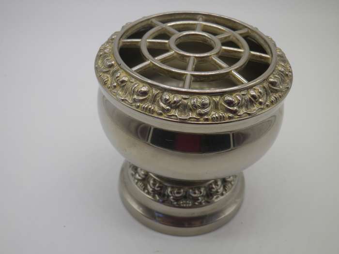 Good quality Small Vintage silver plated Ianthe Rose bowl. Made in England.