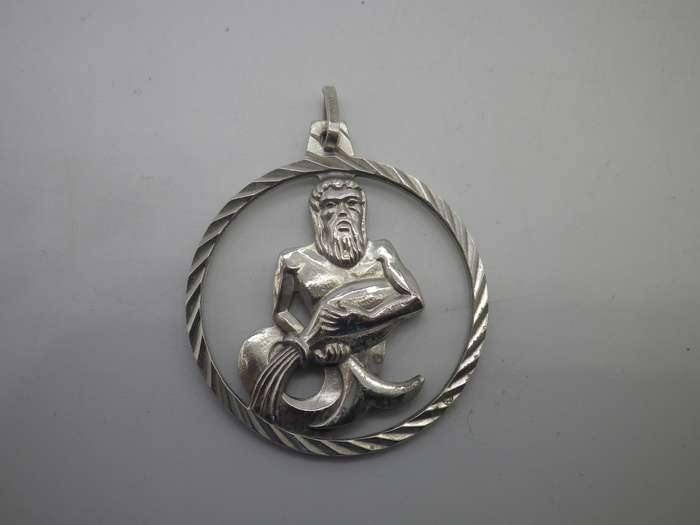 Large Sterling Silver aquarius zodiac pendant. 3.5 x 2.8cm