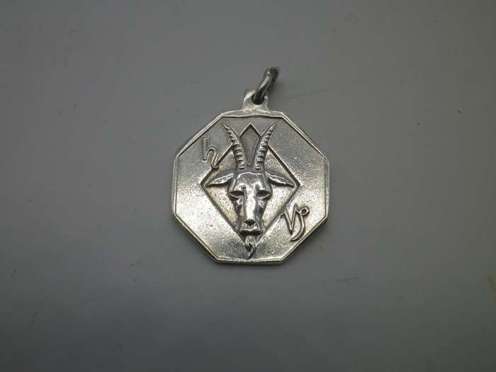 Vintage Sterling Silver Octagonal CAPRICORN ZODIAC PENDANT. 2.5cm x 2cm. 3.25g