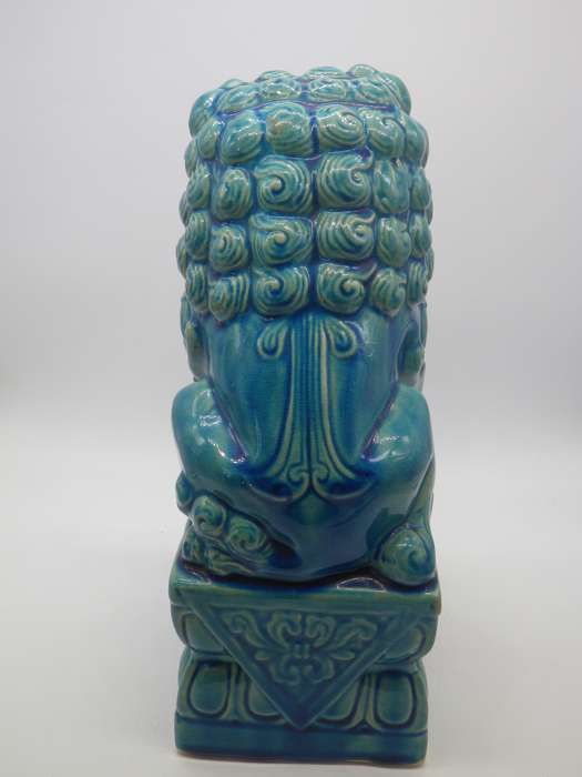VINTAGE LARGE BLUE ORIENTAL CERAMIC TEMPLE LION. 25CM TALL LONELY AS MATE IS MISSING