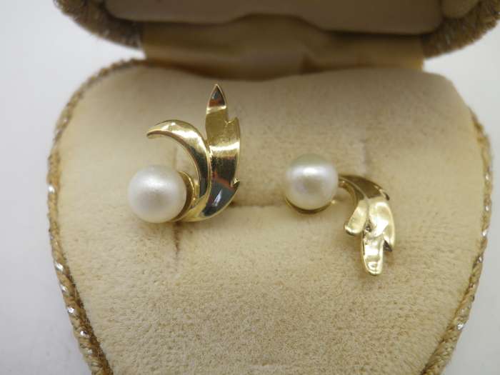9ct gold & genuine pearl vintage stud earrings in heart shaped box  1.7g  1.4 x 0.9cm
