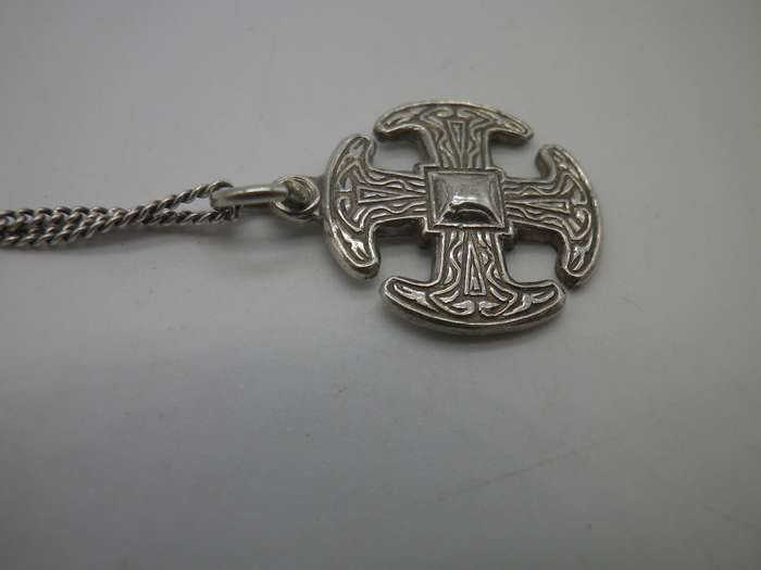 Dainty Vintage Sterling Silver CELTIC CROSS necklace. 4g