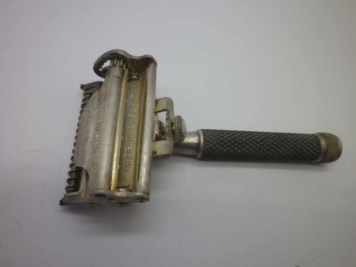 A VINTAGE WILKINSON SWORD RAZOR IN ORIGINAL Wooden Box with 3 hollow ground blades