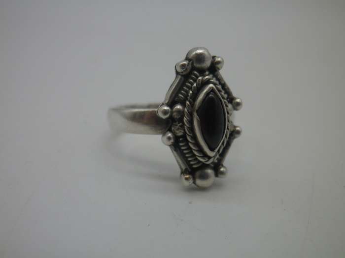 Vintage Sterling Silver & GARNET ring. Size O. 4.49 grams