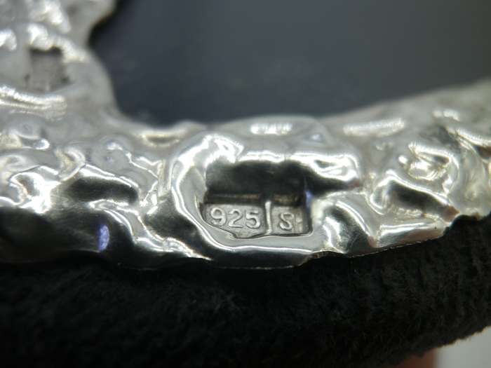 Vintage Sterling Silver Standing Heart Shaped picture frame. 8.5 cm tall x 7cm at widest