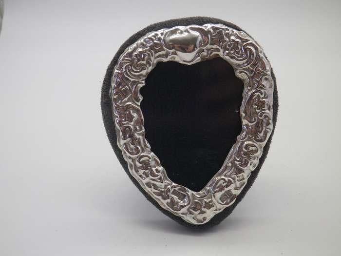 Vintage Sterling Silver Standing Heart Shaped picture frame. 8.5 cm tall x 7cm at widest