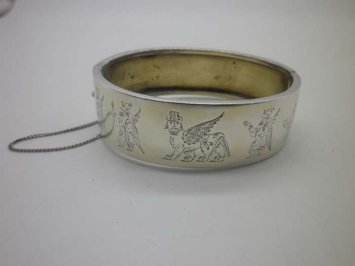 VICTORIAN c1880S STERLING SILVER CLIP BANGLE. LION OF JUDAH & 4 ANGELS 20.9g