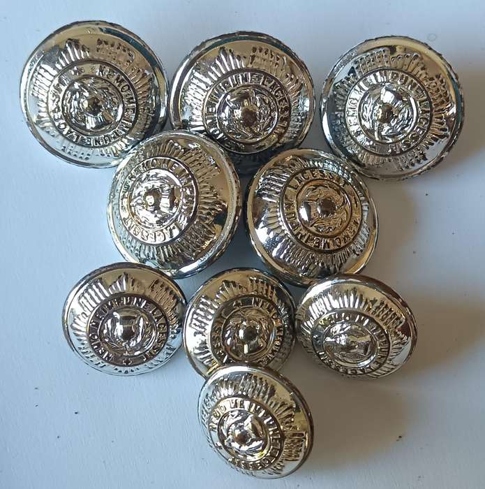 Cape Town Highlanders / Scots Guards lot of 9 chromed buttons