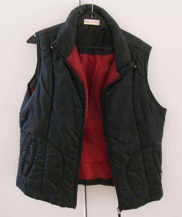 Ladies  sleeveless padded Jacket  -   Size  medium -   Black with maroon lining