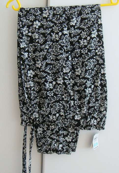 Ladies  casual pants  -   Size  X Small -   Black and white floral.   BRAND NEW