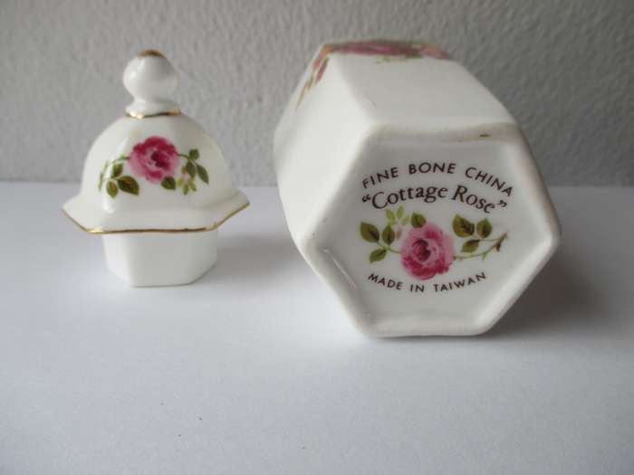 VINTAGE Cottage Rose, Made in Taiwan Porcelain Dressingtable condiment holder. Spotless. 140mm high.