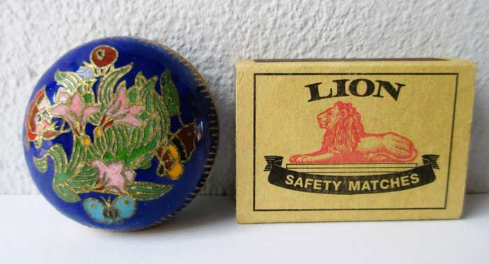 Vintage Chinese Cobalt Blue Gilted Cloisonne Opium Snuff Pill Trinket Box.40mm diameter.