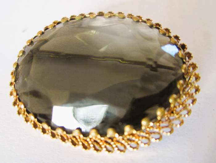 Vintage Gold Tone Filigree Smoky Topaz Glass Jewel Brooch. 35mm diameter.