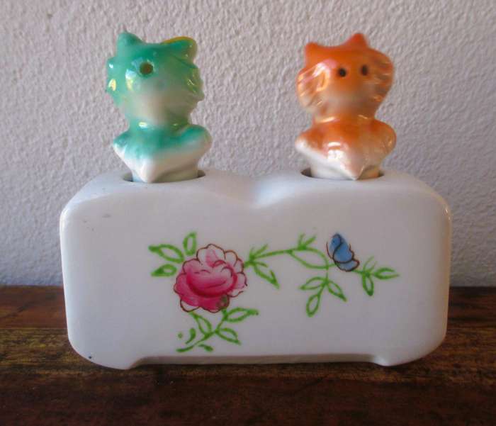 Mid-Century Cat Nodder Vintage Cat Salt & Pepper Shakers 50s, Please note repairs.
