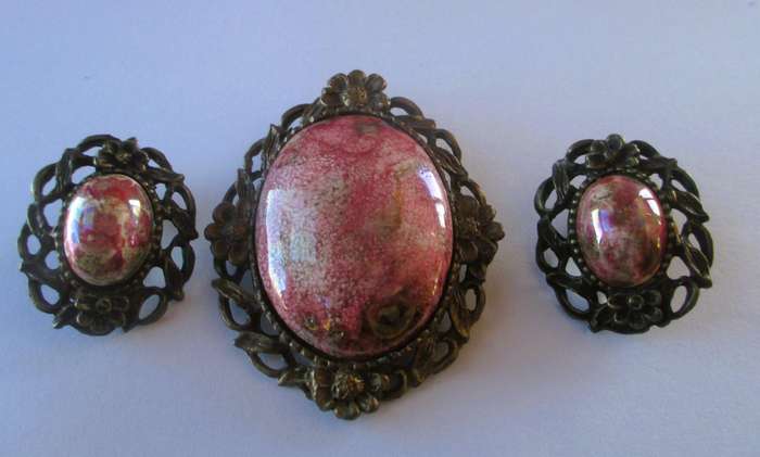 Vintage Domed Porcelain pink granite look Pin Brooch and clip on earrings set. 60mm