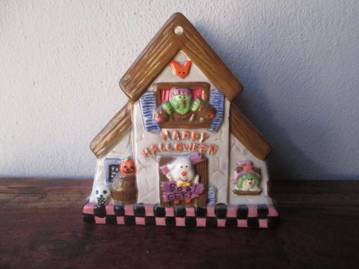 Halloween Haunted House Trick or Treat Candy Dish, Ceramic.  150x150mm