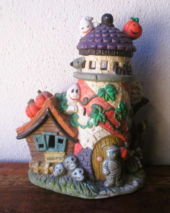 Vintage Spooky HollowBoo House Porcelain Halloween Village light House. 190x130x100mm