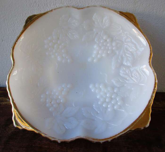 Vintage Anchor Hocking Milk Glass Harvest Grape Serving Bowl Gold Trim Footed 2 23cm diameter
