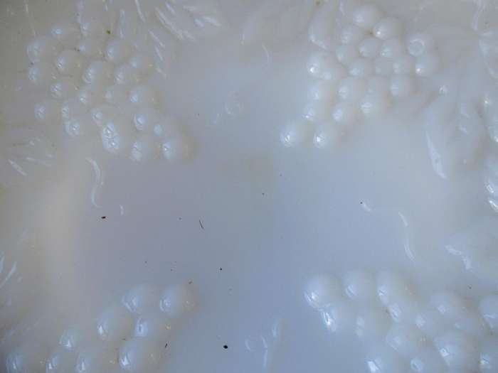 Vintage Anchor Hocking Milk Glass Harvest Grape Serving Bowl Gold Trim Footed 2 23cm diameter