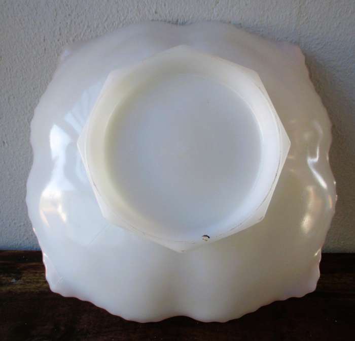 Vintage Anchor Hocking Milk Glass Harvest Grape Serving Bowl Gold Trim Footed 2 23cm diameter