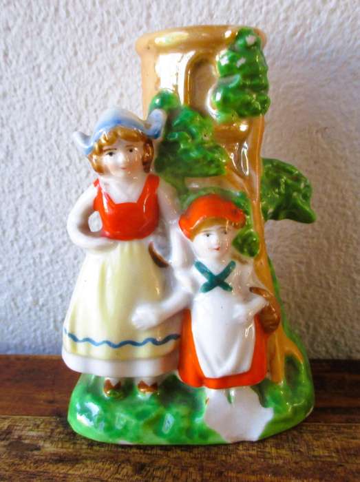 Vintage Miniature Bud Vase Two Dutch Girls, Please note chipped. as per photo.