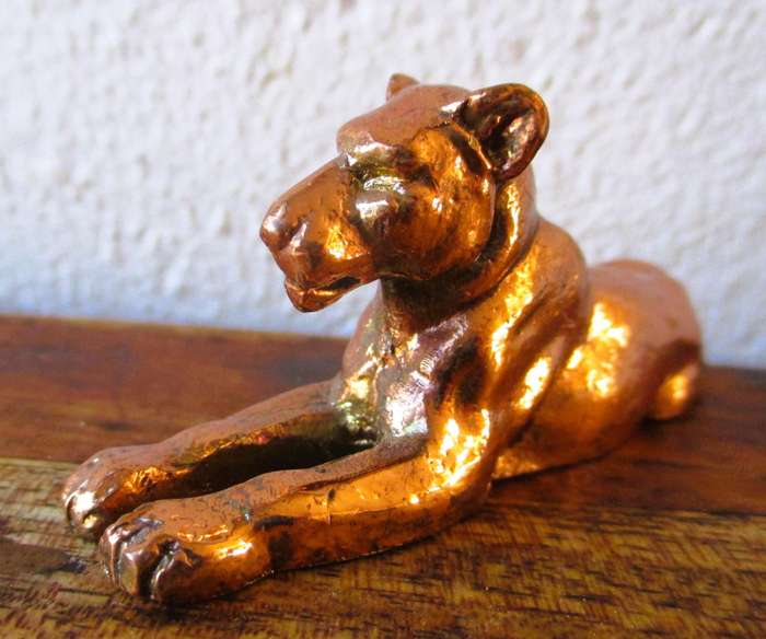 Brass/copper Lioness paper weight, 65x30mm