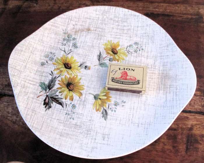 Vintage Meakin Daisy Cake Server Plate. 26cm diameter. Lovely