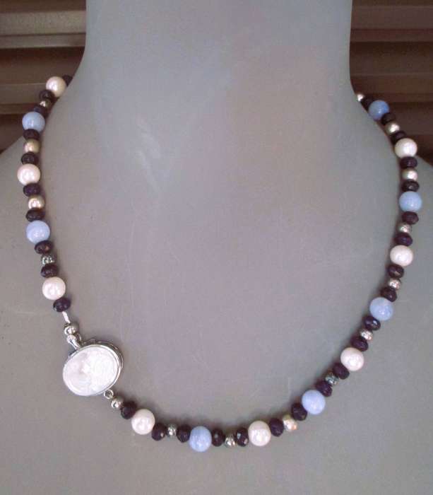 Vintage Pearl, and bead necklace with stunning cameo style clip. 46 cm