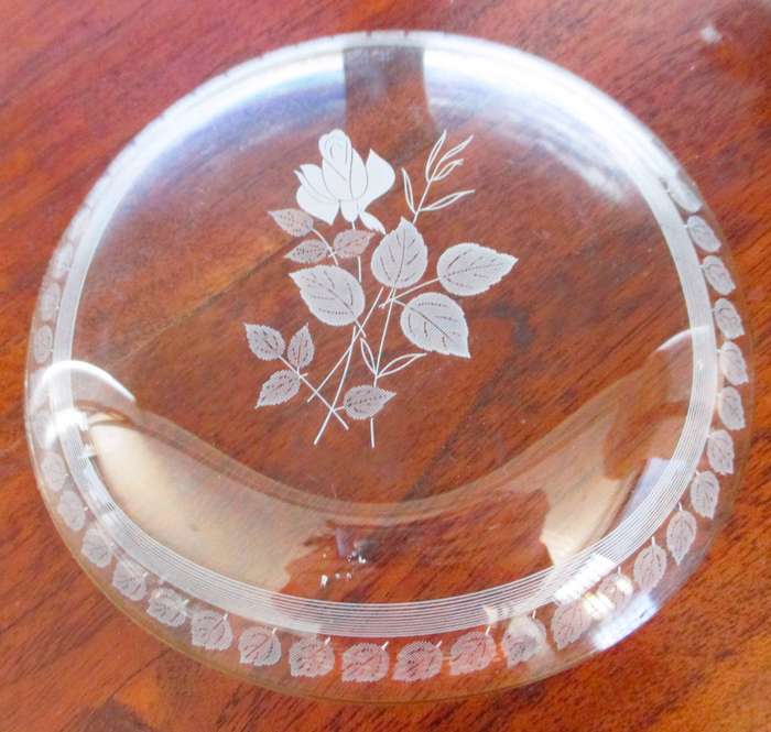Vintage Gold bordered etched glass bowl with polished rose pattern. 160mm diameter.
