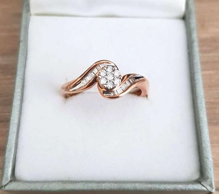 0.325ct DIAMOND CLUSTER  RING ROSE GOLD ROUND & BAGUTTE DIAMONDS**GORGEOUS DESIGNER PIECE**