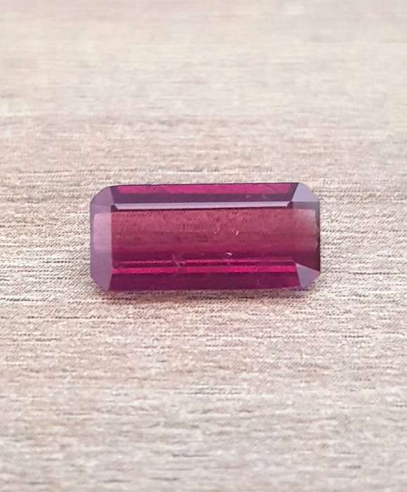 3.06ct  Rhodolite Garnet Purplish Pink  Natural - Mozambique
