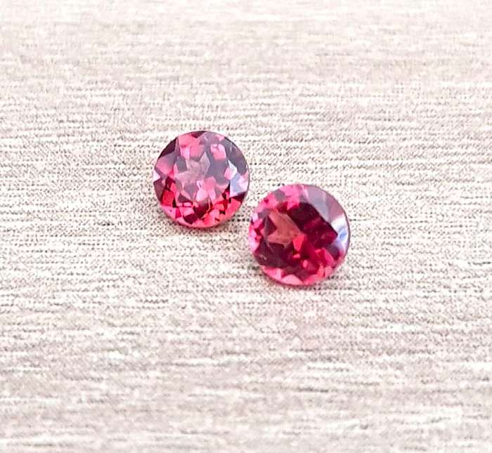 Pinkish Red Mozambique Garnet Round 4 mm **PAIR**. 2Pcs/0.70Ct