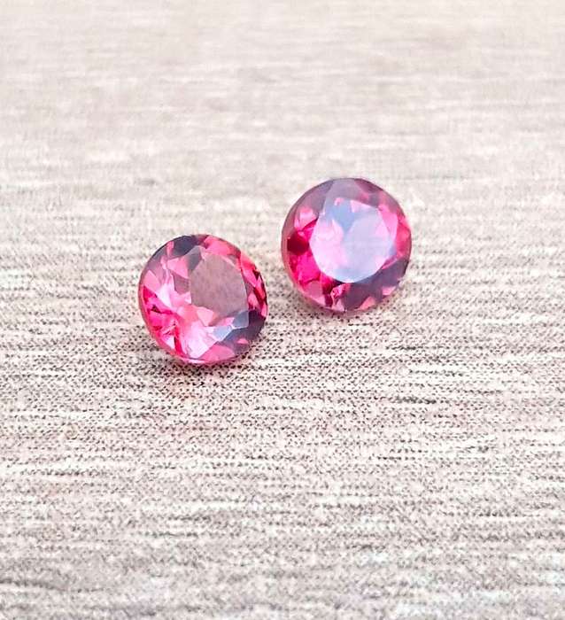 Pinkish Red Mozambique Garnet Round 4 mm **PAIR**. 2Pcs/0.70Ct