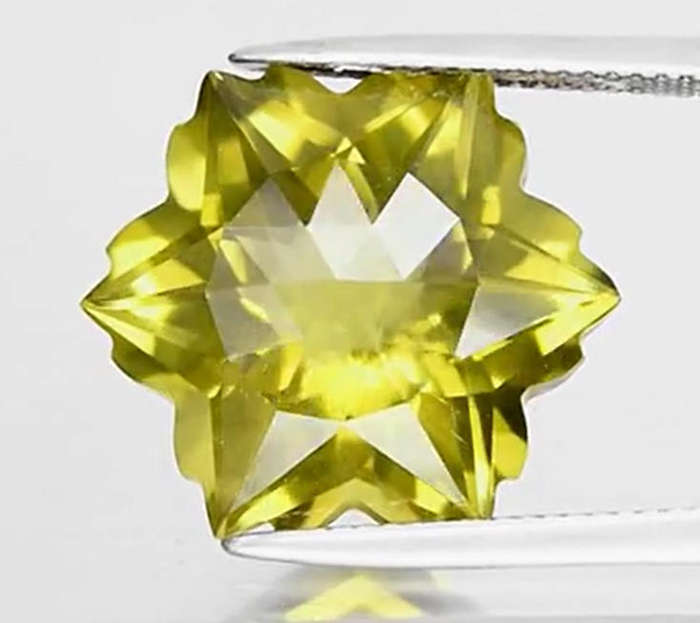 15.74ct Snowflake Olive Quartz 16.5x16.5mm VS - Brazil