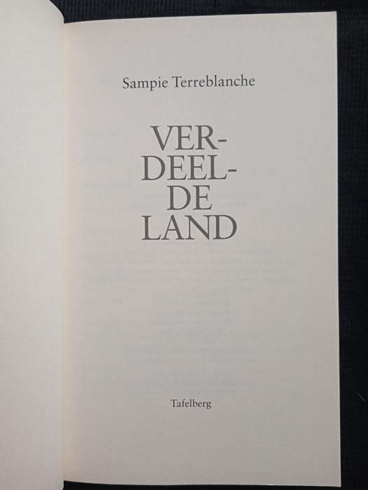 Verdeelde Land by Sampie Terreblanche