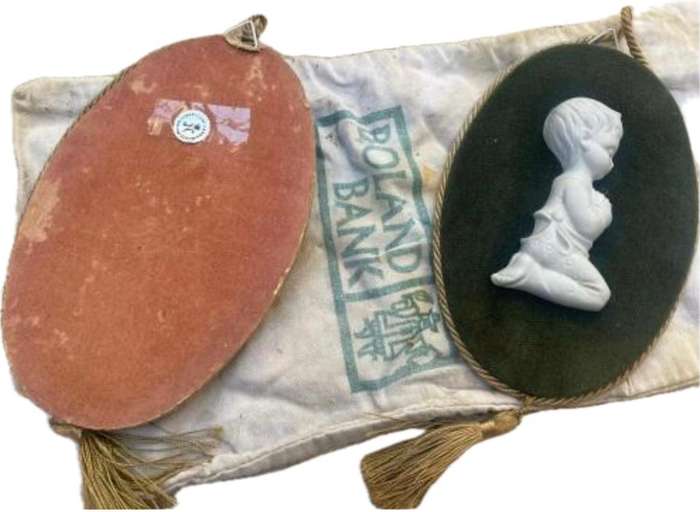 Vintage Capodimonte ceramic wall hanging praying children velvet green