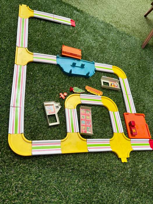 Vintage Lesney matchbox play set tracks and buildings 1978