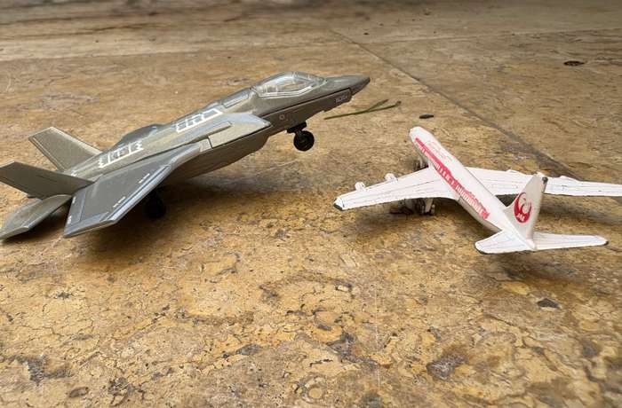 Matchbox F 39B fighter plane 2009 with Boeing 707 Japan airlines diecast