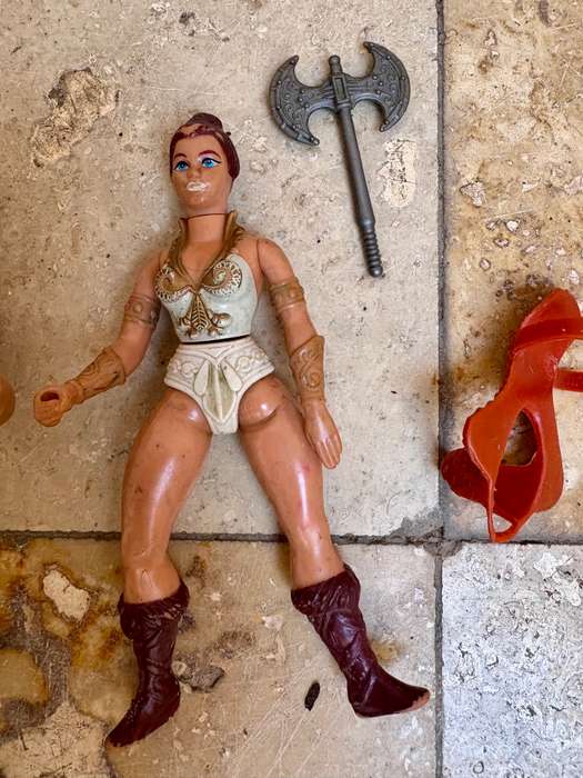 1981 He Man of He-Man Masters of the Universe Teela figure pair with props