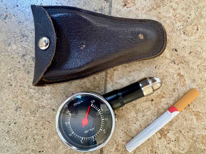 VINTAGE VDO TYRE PRESURE GAUGE in Leather case
