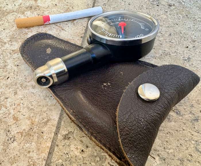 VINTAGE VDO TYRE PRESURE GAUGE in Leather case