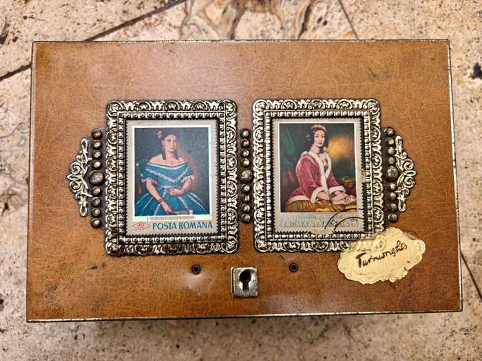 Stamp collector footed tin box with 25 travel badge lot Europe badges