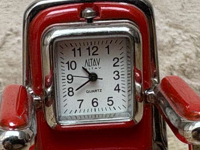 Vintage barber chair Altav miniature clock desk top