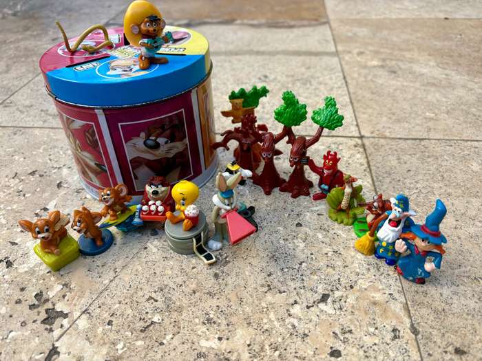Kinder figure lot of 17 in money box tin