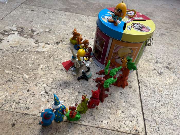Kinder figure lot of 17 in money box tin