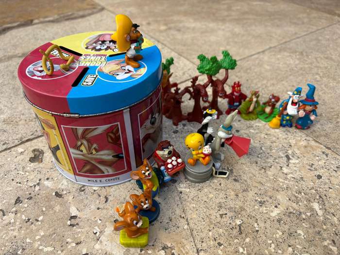 Kinder figure lot of 17 in money box tin