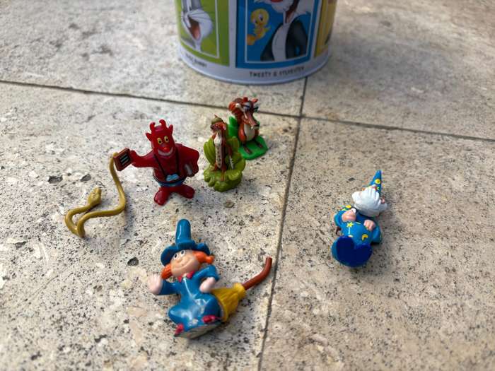 Kinder figure lot of 17 in money box tin