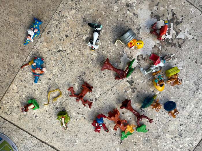 Kinder figure lot of 17 in money box tin