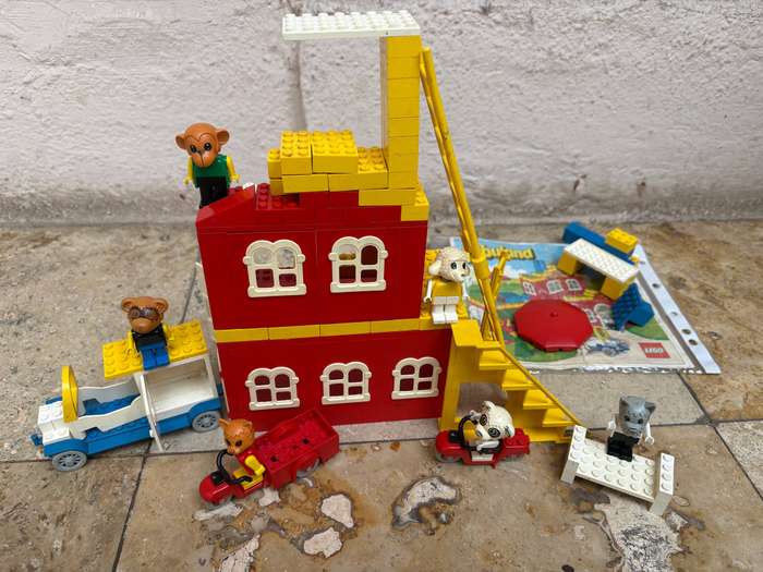 Vintage Lego Fabuland  lot with 6 mini figures  spares for fabuland  hospital no 347 1979