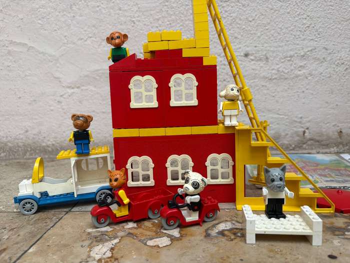 Vintage Lego Fabuland  lot with 6 mini figures  spares for fabuland  hospital no 347 1979